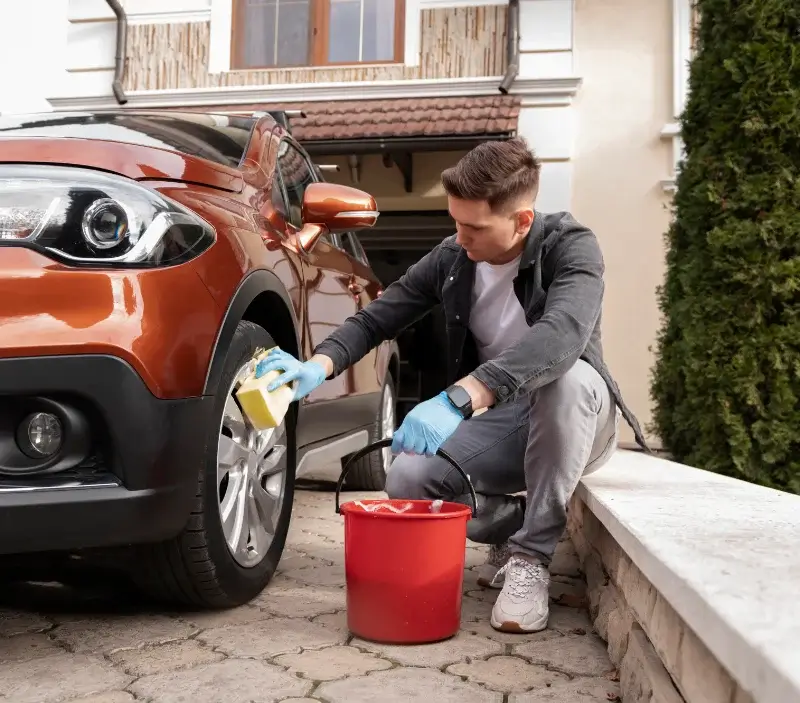 Lavage auto à domicile Saint-Priest-Taurion : professionnel intervenant sur un véhicule